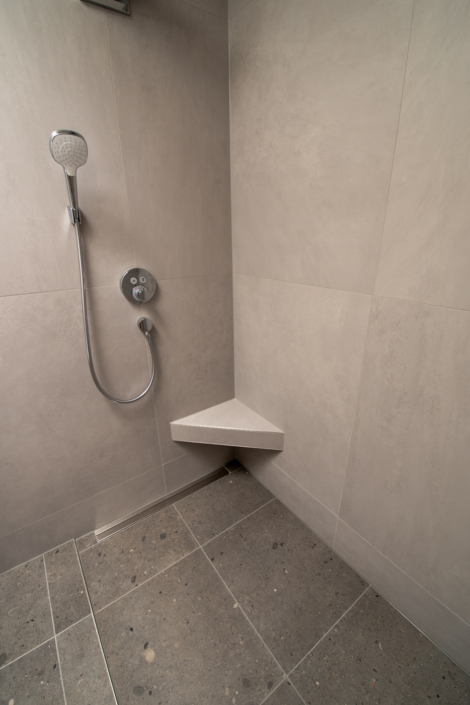 Dusche mit kleinen Sitz