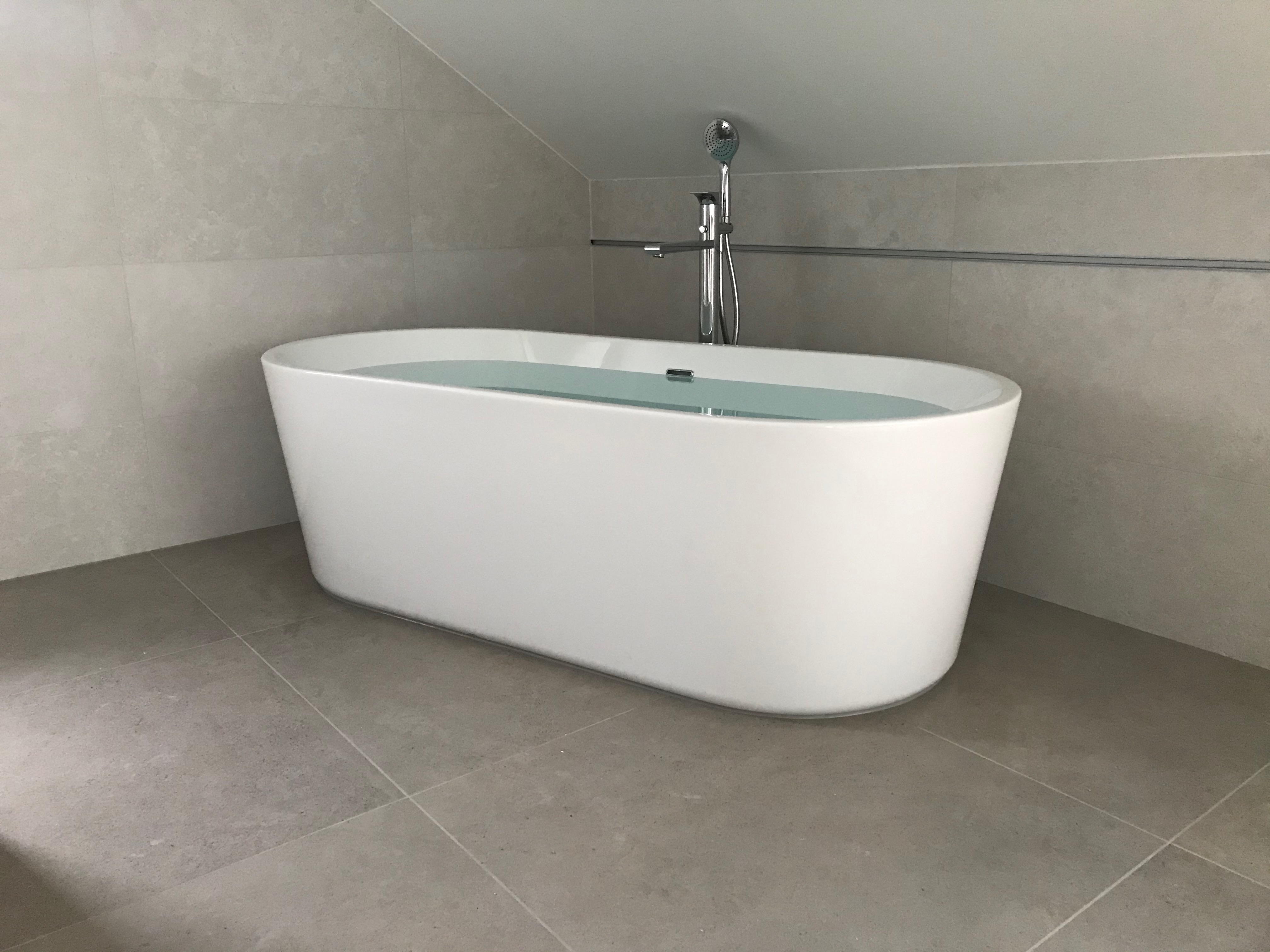 Bad mit freistehender Wanne